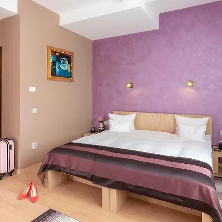 West 4* Floreşti